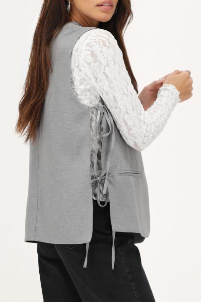Grijs gilet met strikjes aan de zijkant