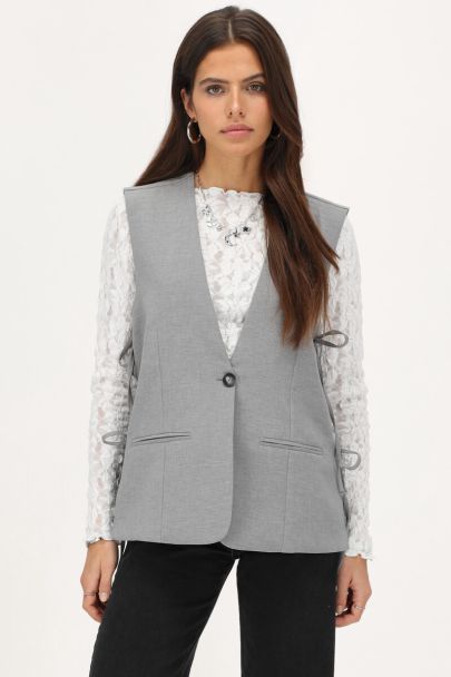 Grijs gilet met strikjes aan de zijkant