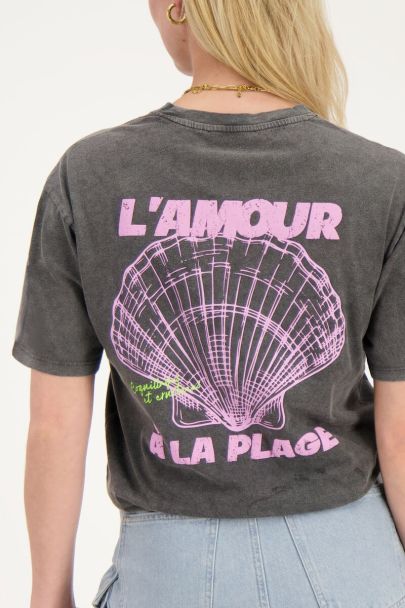 Grey T-shirt with black "L'amour a la plage"