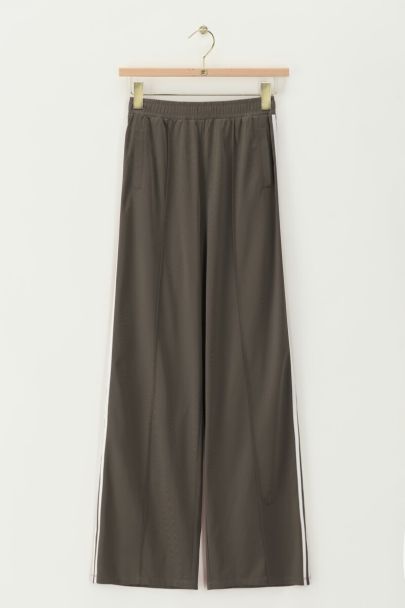 Graue weite Jogginghose mit Streifen