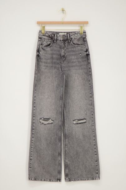 Graue Jeans mit weitem Bein und Löchern