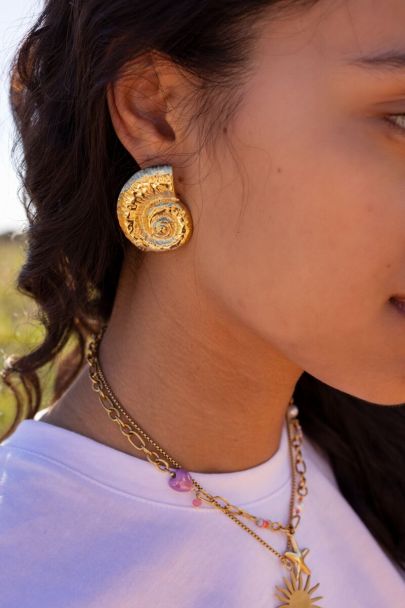 Stud earrings with large seashell