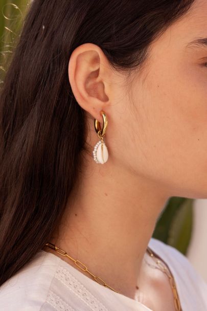Hoop earrings with seashell and pearls