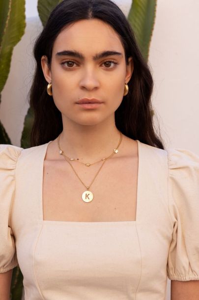 Minimalist necklace with mother of pearl flowers