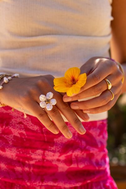 Island ring with large pearl flower