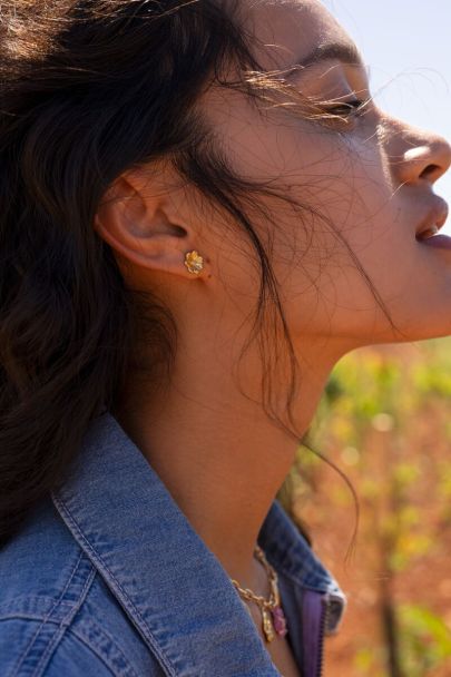 Island flower stud earrings