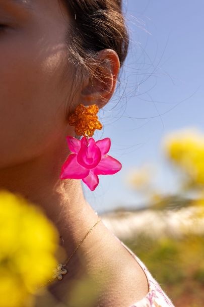 Island oorhangers met oranje en roze bloem