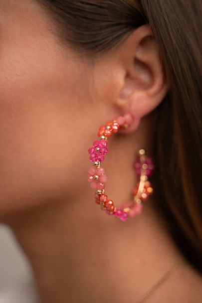 Große Ohrringe mit rosafarbenen Blumen
