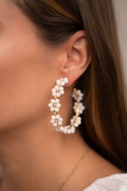 Grote oorringen met witte bloemetjes