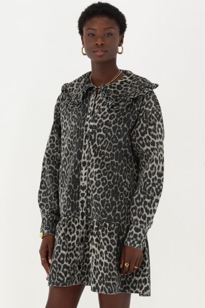 Kleid mit Leopardenmuster und Kragen