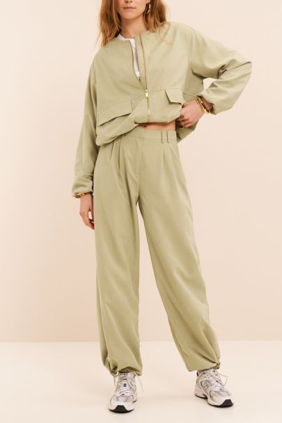 Licht groene pantalon met koord aan de onderkant