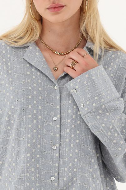 Chemise bleu clair avec détails brodés