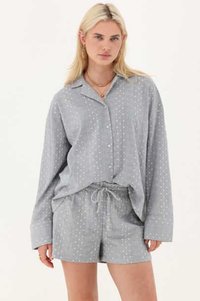 Chemise bleu clair avec détails brodés