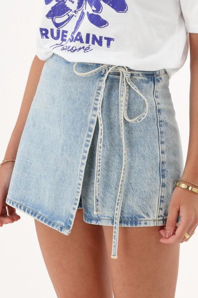Lichtblauwe denim skort met overslag & strik detail 