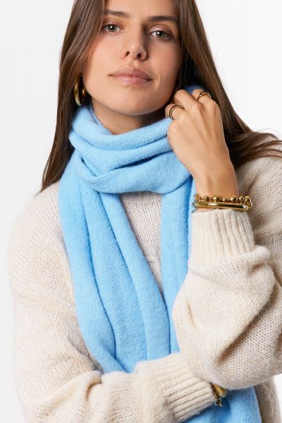 Écharpe en maille bleu clair avec franges