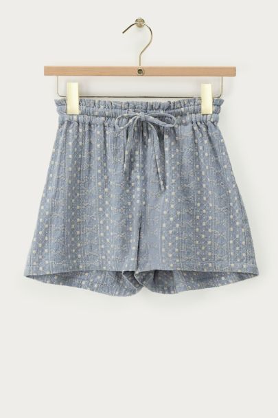Hellblaue Shorts mit Stickerei