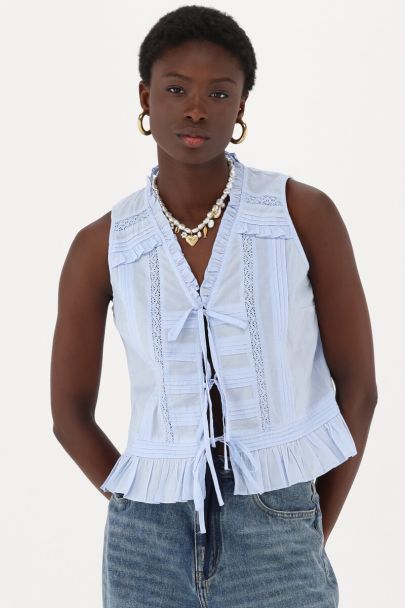 Top bleu clair avec plis et détails en ruban