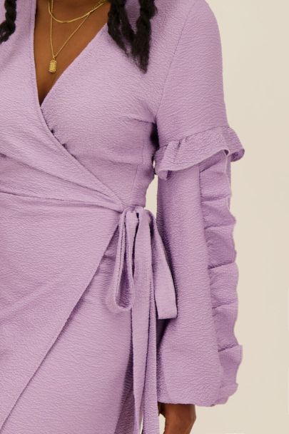 Robe portefeuille lilas à manches bouffantes