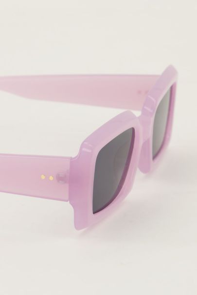 Fliederfarbene rechteckige Sonnenbrille