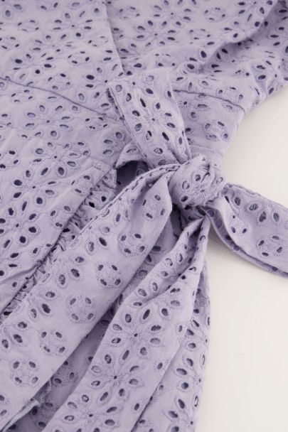 Robe portefeuille lilas en broderie 