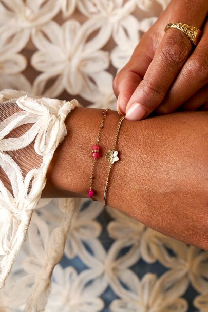 Minimalist bracelet with flower