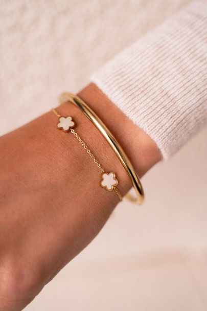 Minimalistische armband met drie parelmoer bloemen