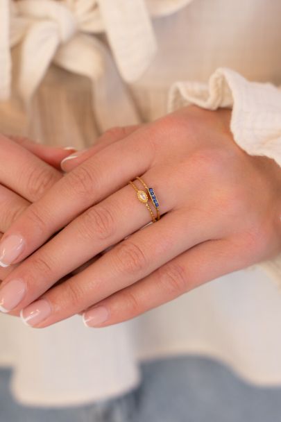 Minimalist ring with oval light pink rhinestone
