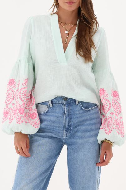 Mintgroene embroidery blouse met V-hals & pofmouwen