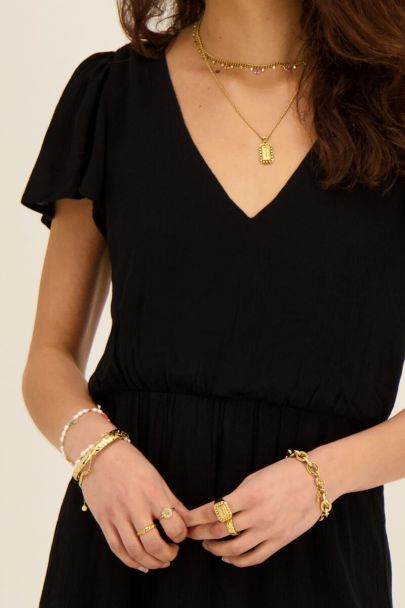 Robe courte noire avec encolure en v