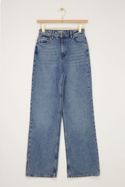 Klassische blaue Jeans mit weitem Bein