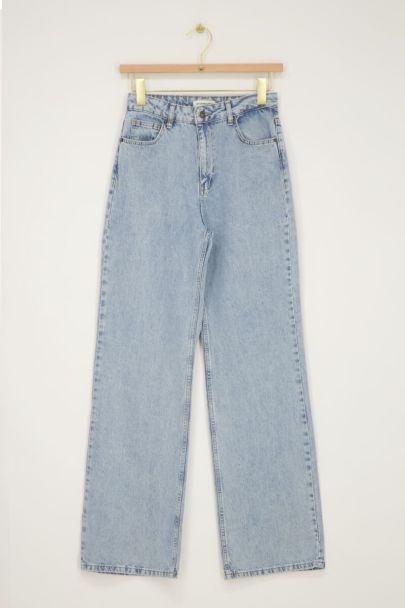 Klassische hellblaue Jeans mit weitem Bein