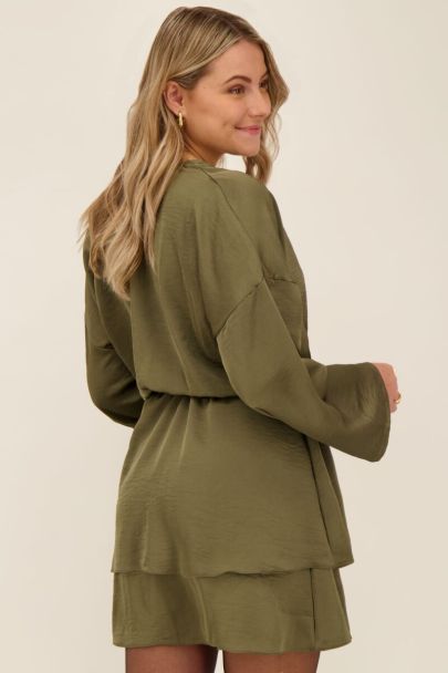 Robe verte effet satin à volants