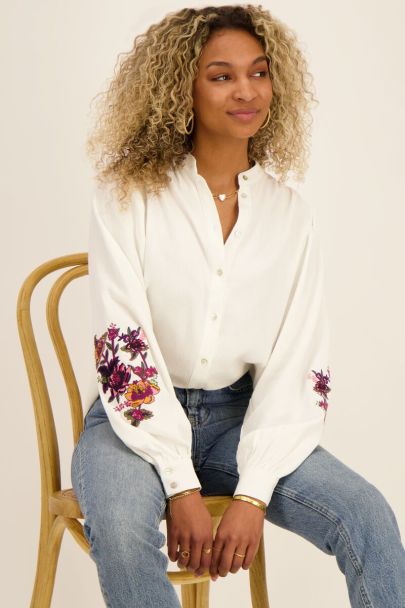 Weiße Bluse mit Blumen Stickerei