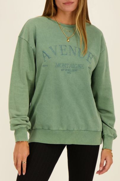 Pull vert foncé délavé à broderies