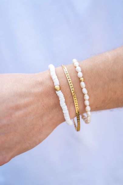 Equal armband met witte platte kralen