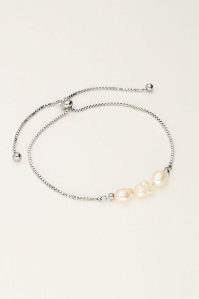 Bracelet with three pearls
