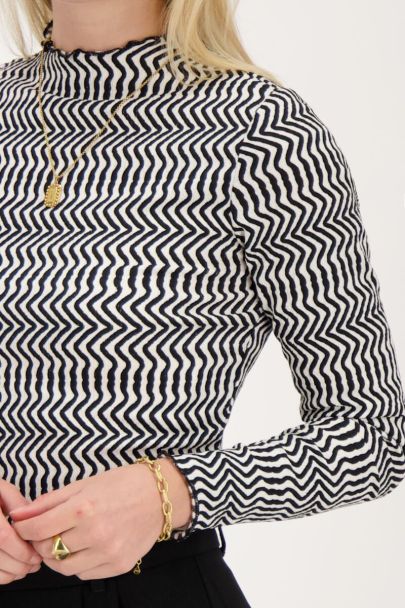 Black & white zigzag crinkle top