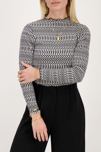 Black & white zigzag crinkle top