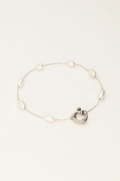 Minimalist bracelet with pearls