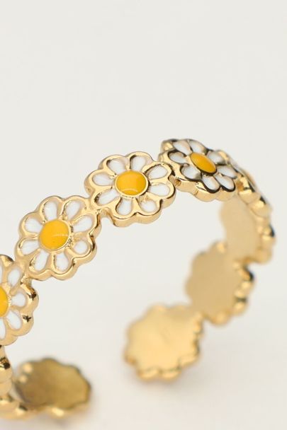 Ring with daisies