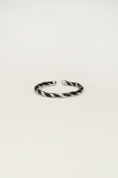 Twisted ring with black