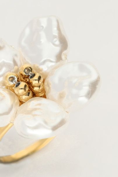 Island ring with large pearl flower