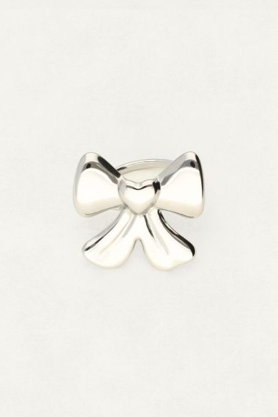 Statement ring with large bow & heart