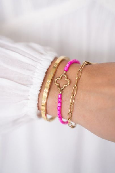 Bracelet en perles roses avec trèfle
