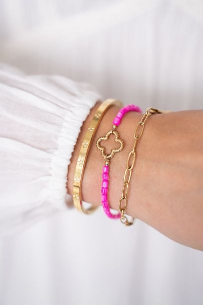 Pink beaded bracelet with clover