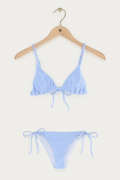 Hellblaues Bikini-Set mit Streifen