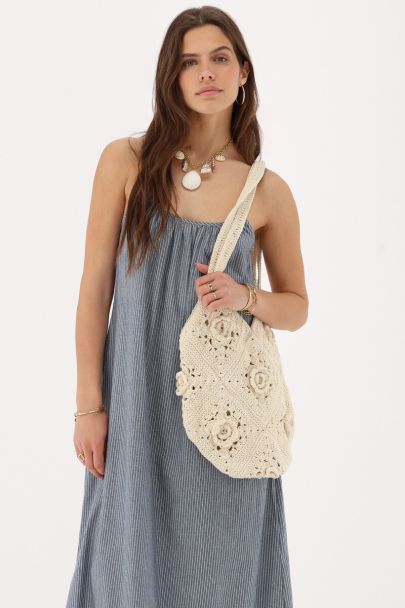 Robe blanche longue à rayures bleues
