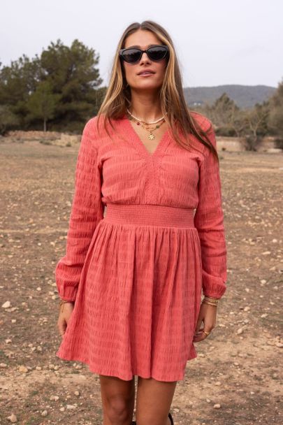 Robe rose corail avec col en V 