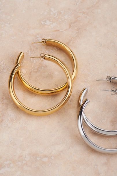 Grote oorringen rond open