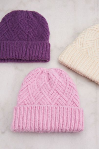 Bonnet en maille torsadée rose clair